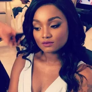 Edmázia Mayembe - Beijinho no Ombro